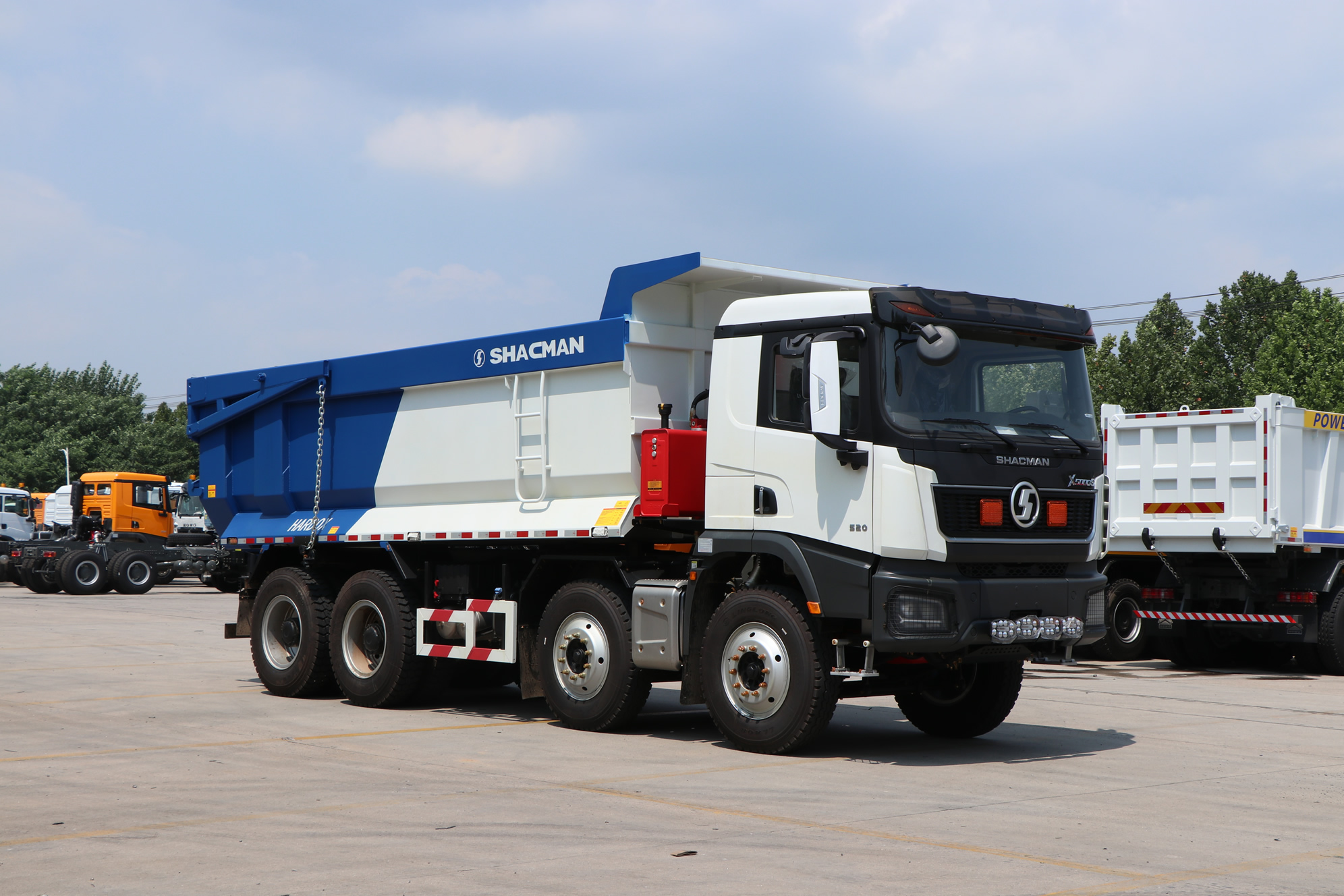 SHACMAN X5000S 8×4 VOLQUETE HARDOX BLANCO