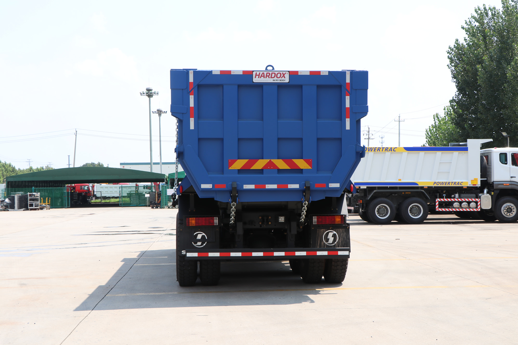 SHACMAN X5000S 8×4 VOLQUETE HARDOX BLANCO