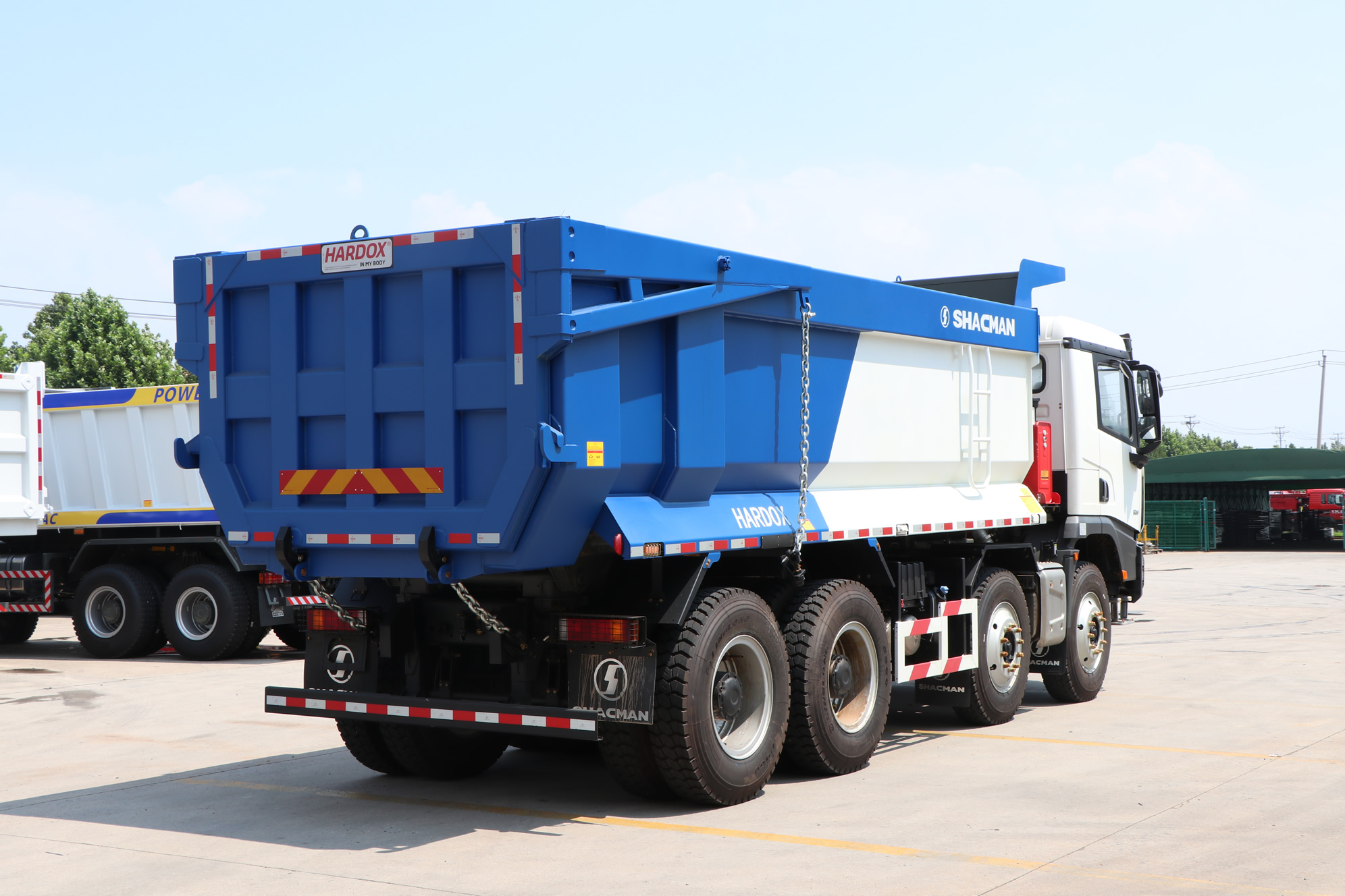 SHACMAN X5000S 8×4 VOLQUETE HARDOX BLANCO