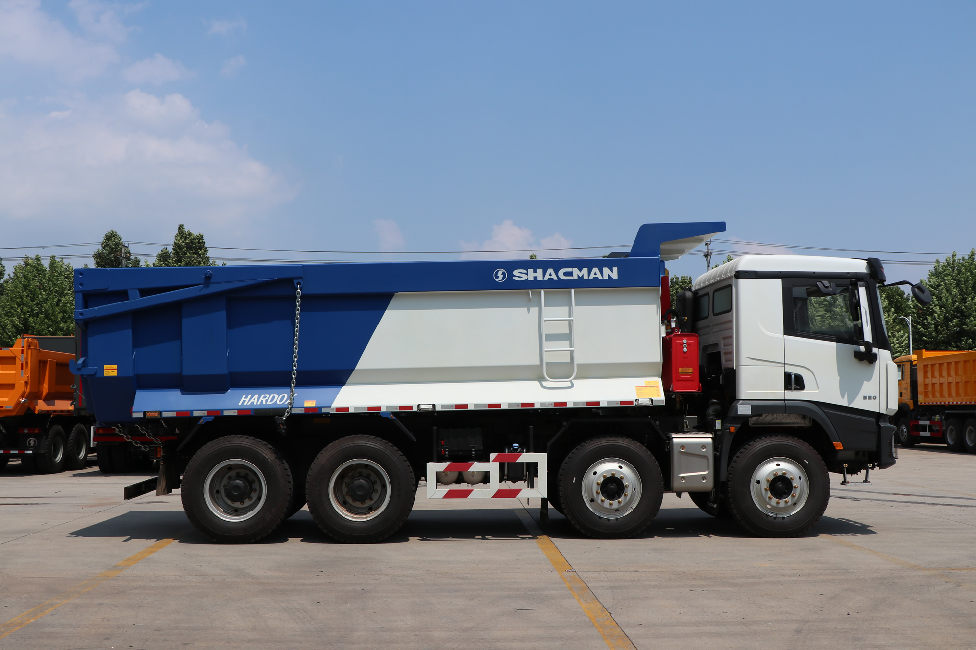 SHACMAN X5000S 8×4 VOLQUETE HARDOX BLANCO