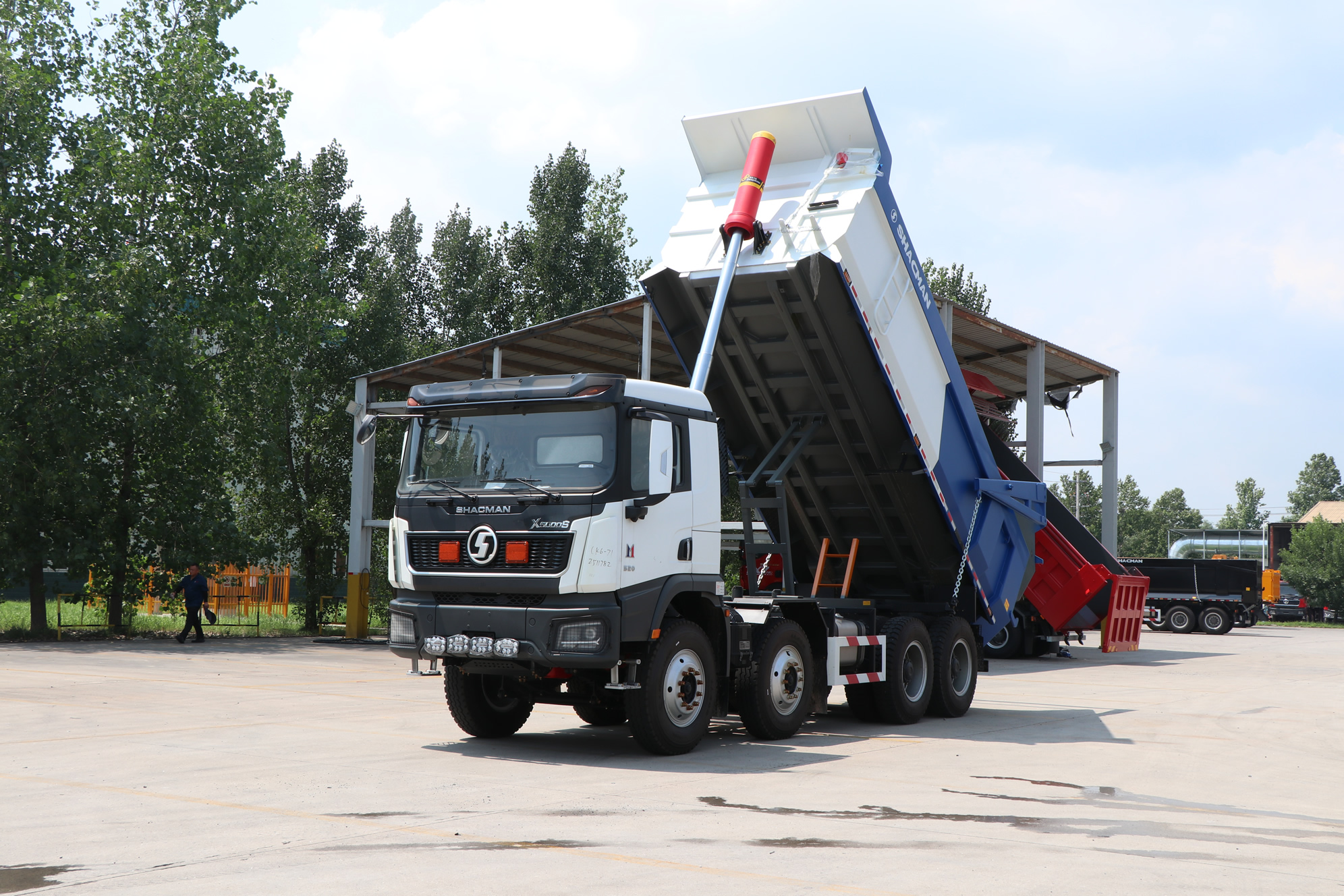 SHACMAN X5000S 8×4 VOLQUETE HARDOX BLANCO