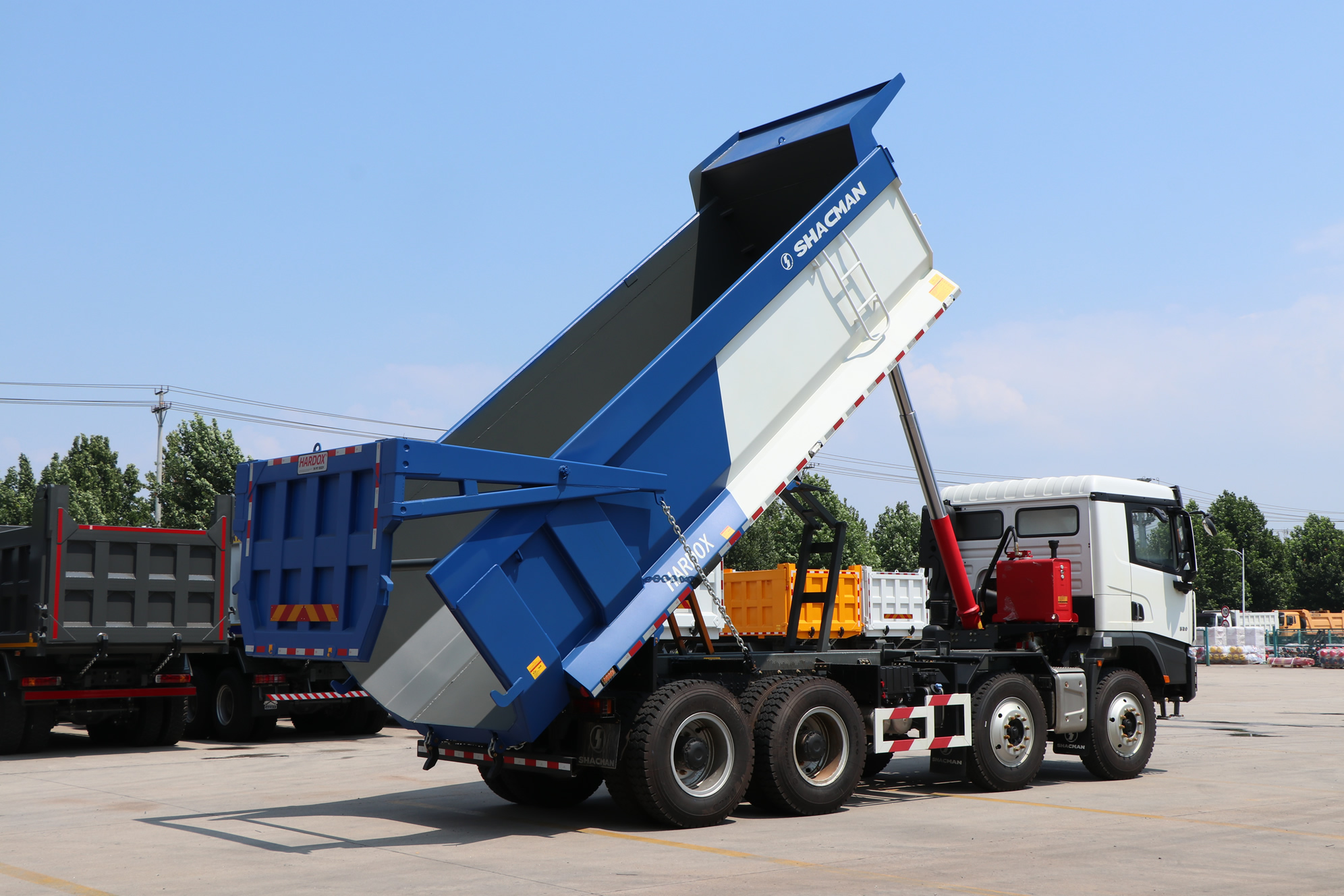 SHACMAN X5000S 8×4 VOLQUETE HARDOX BLANCO