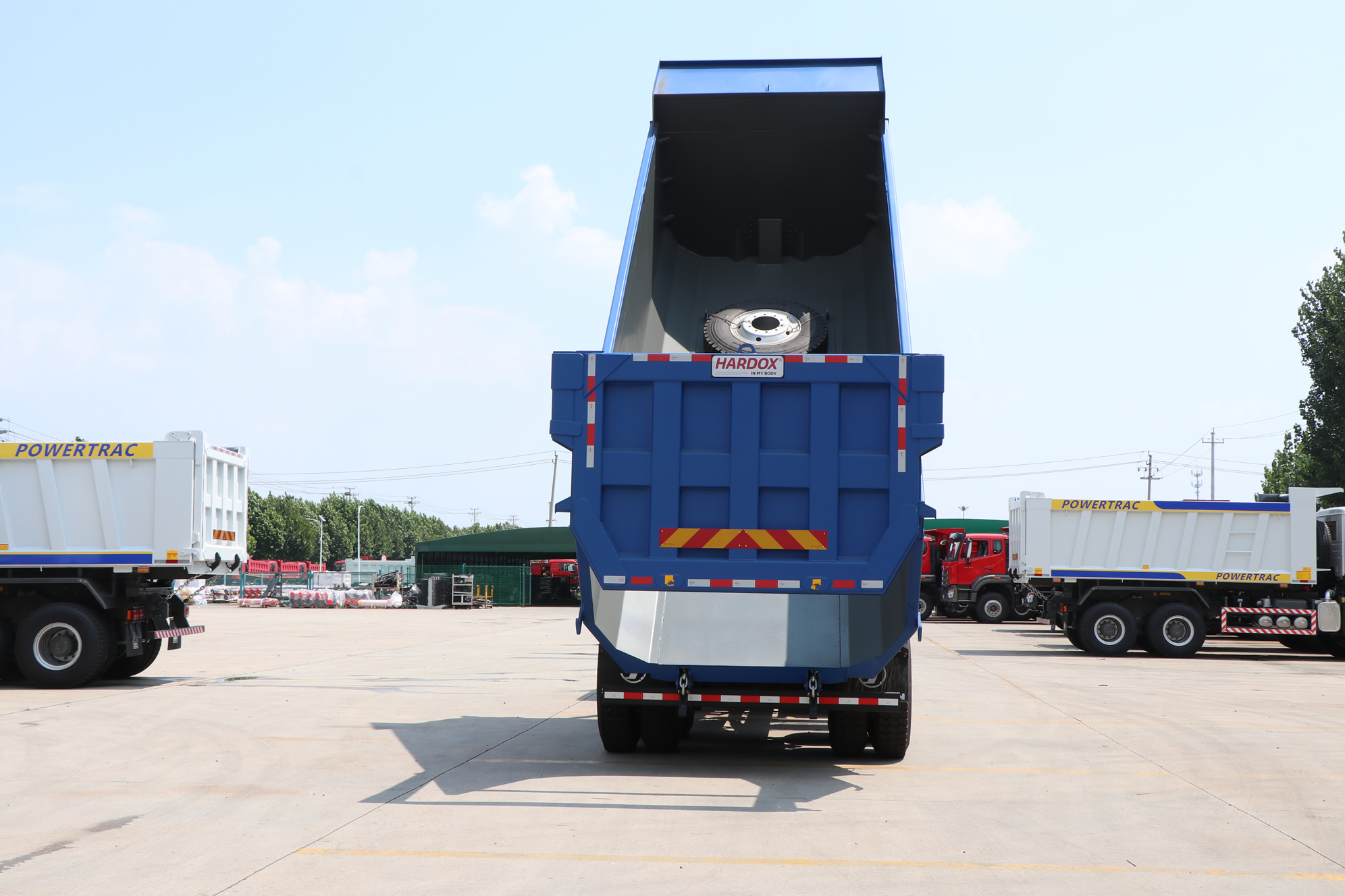 SHACMAN X5000S 8×4 VOLQUETE HARDOX BLANCO